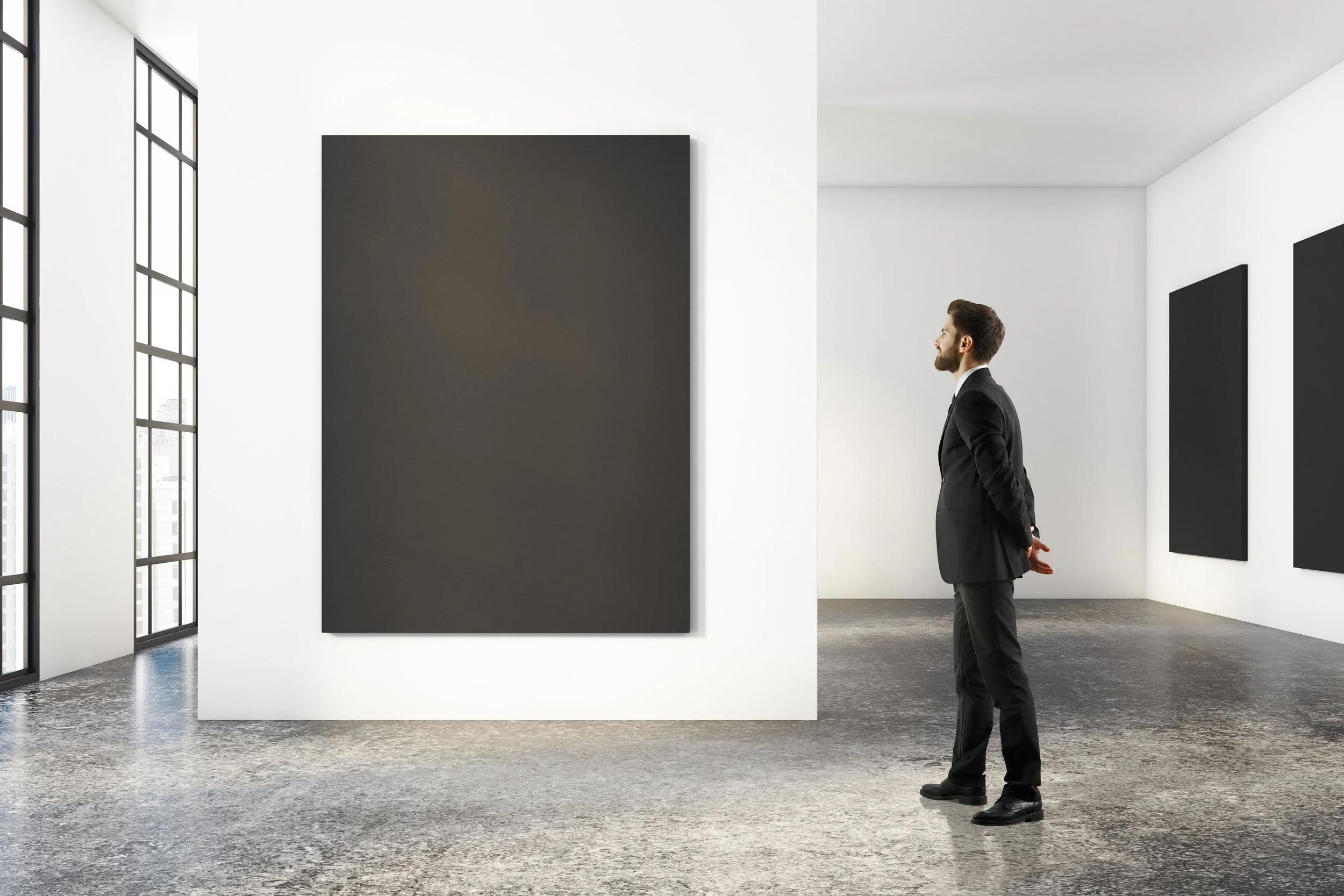 Personas contemplando obras en una galería de arte
