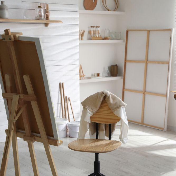 Estudio de artista con caballete y lienzos